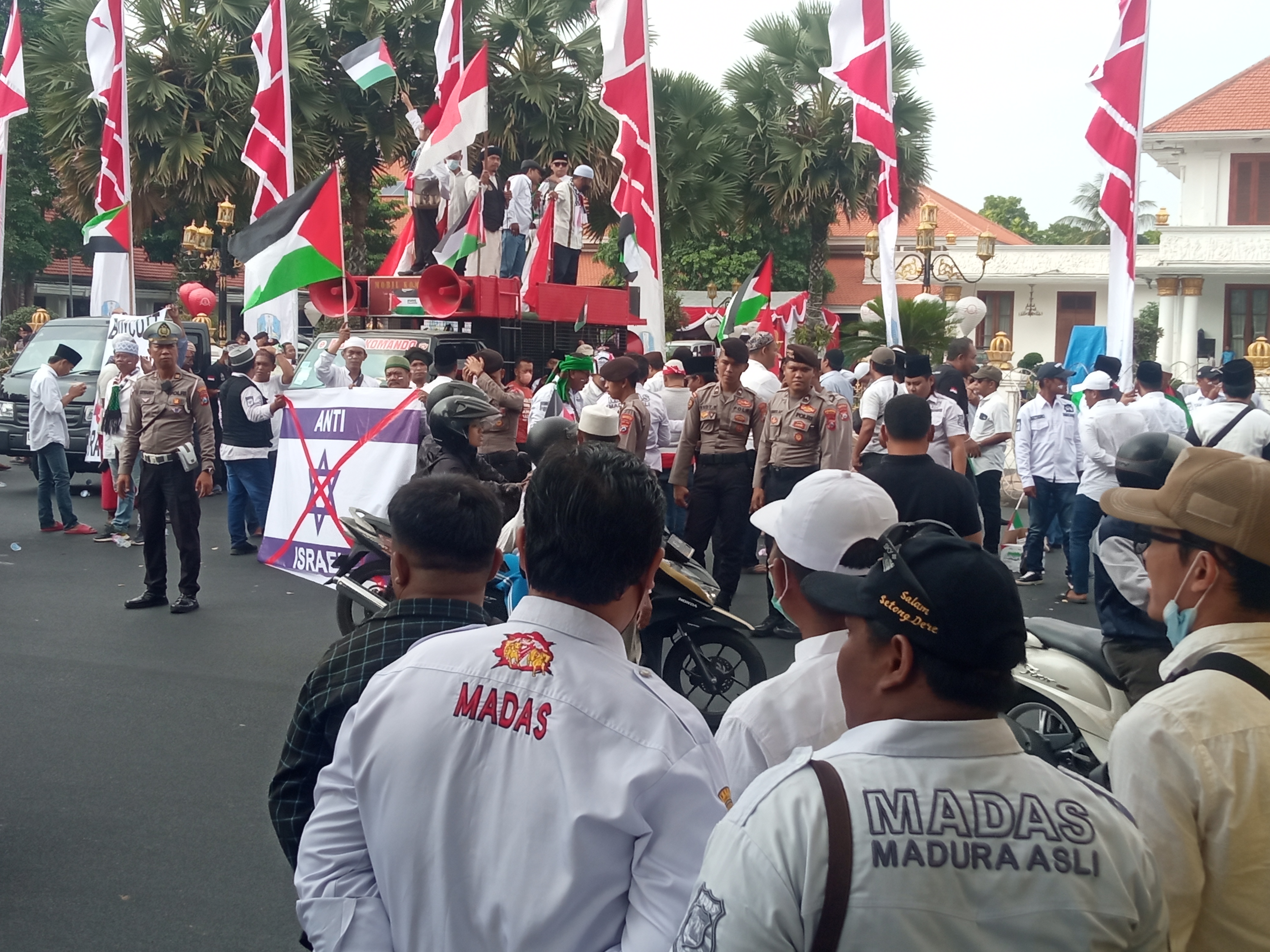 Masyarakat Madura yang tergabung dari berbagi komunitas lakukan aksi damai bela Palestina di Gedung Grahadi Surabaya. SP/Aini