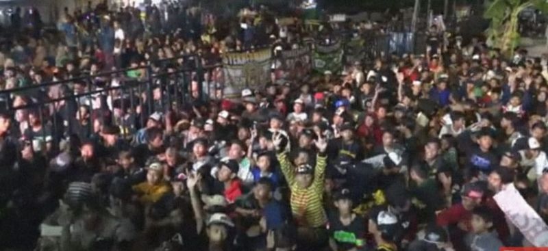 Ribuan warga Bangkalan Madura. sangat antusias mengikuti sholawat kebangsaan yang digelar di Lapangan Bola Peasanggrahan Kwanyar Bangkalan, Selasa (21/11) malam.