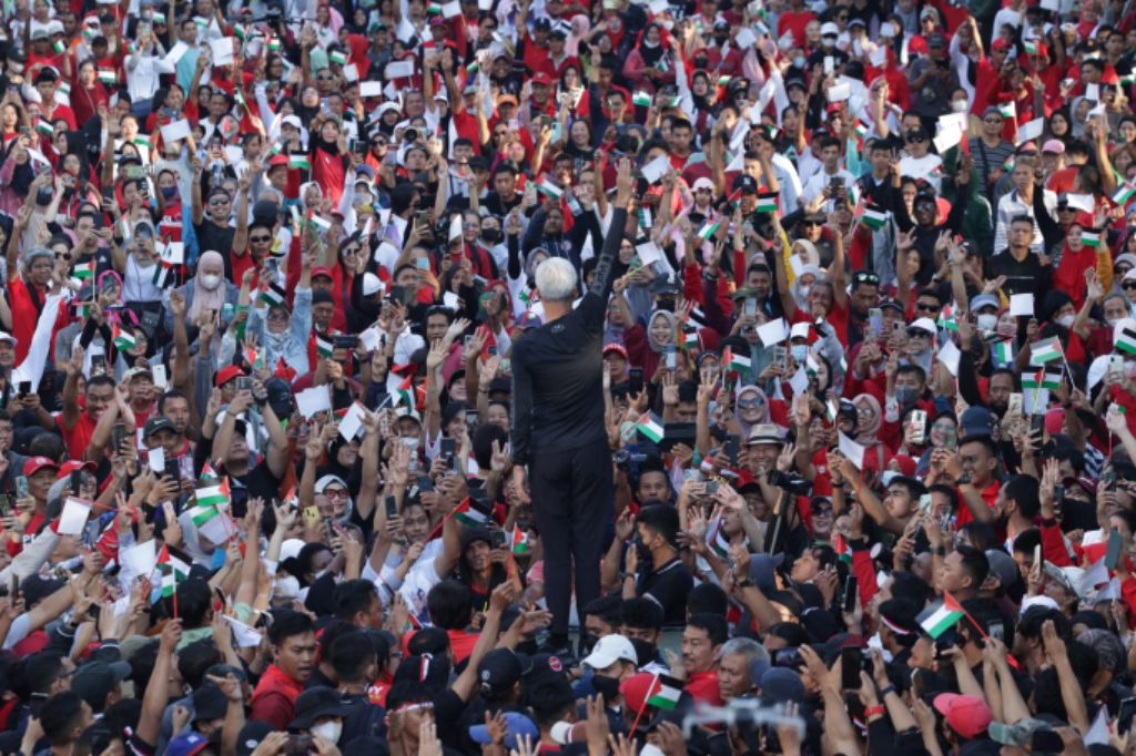 Ganjar hadir dalam acara Jalan Sehat Bersama Ganjar, yang digelar di Jalan Jenderal Sudirman, Minggu (26/11).