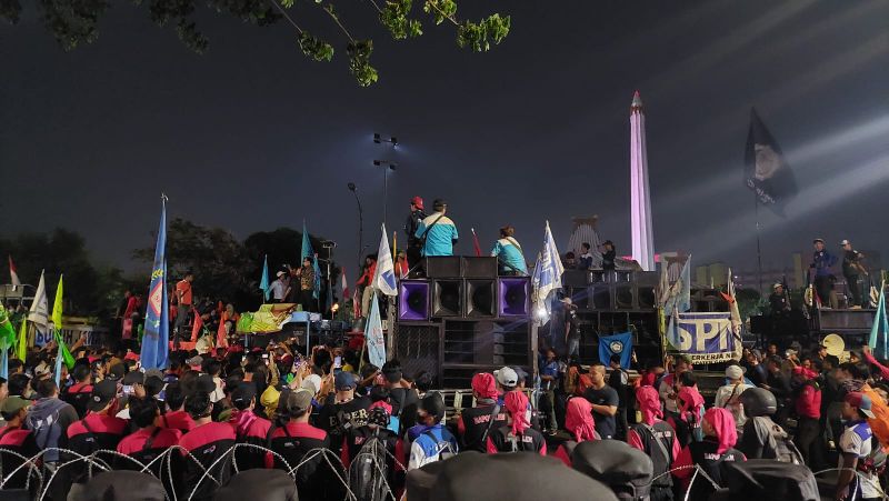 Puluhan Ribu buruh ancam mogok massal jika tuntutan kenaikan UMK 2024 tidak terpenuhi sebesar 15 persen, Kamis (30/11/2023). 
Foto SP/Aini