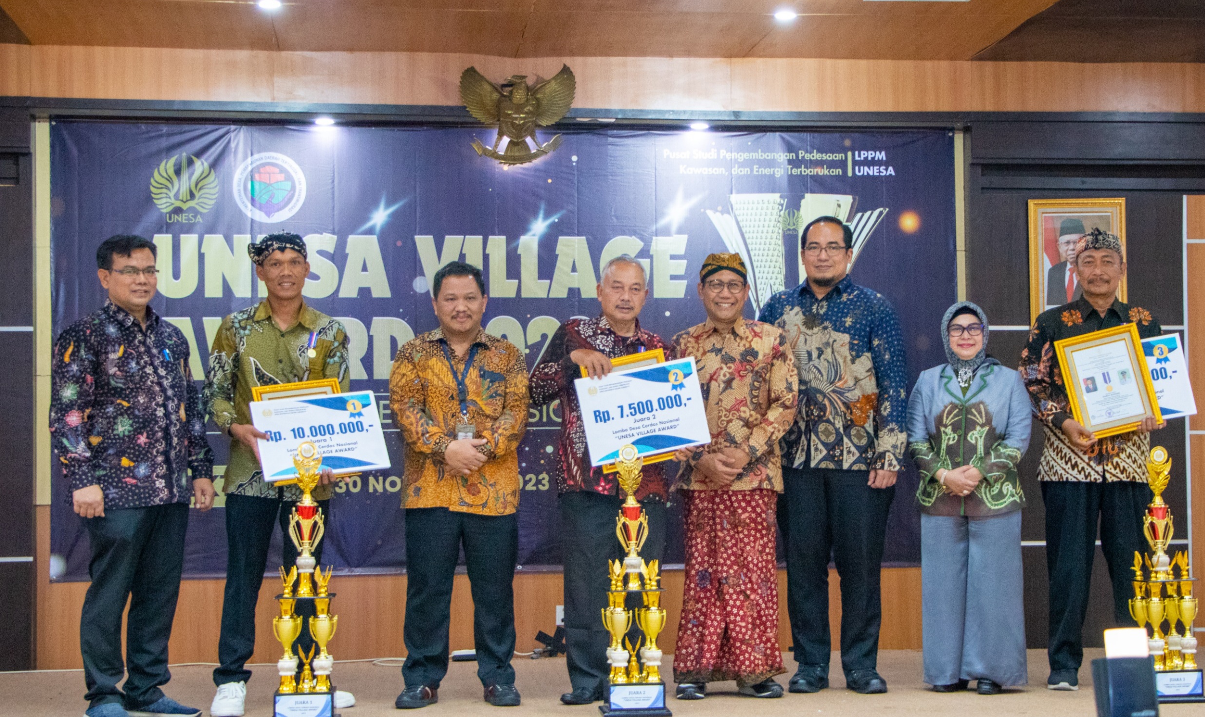 Unesa memberikan penghargaan kepada desa yang berhasil lolos dari Lomba Desa Cerdas Nasional. SP/Doc. Unesa