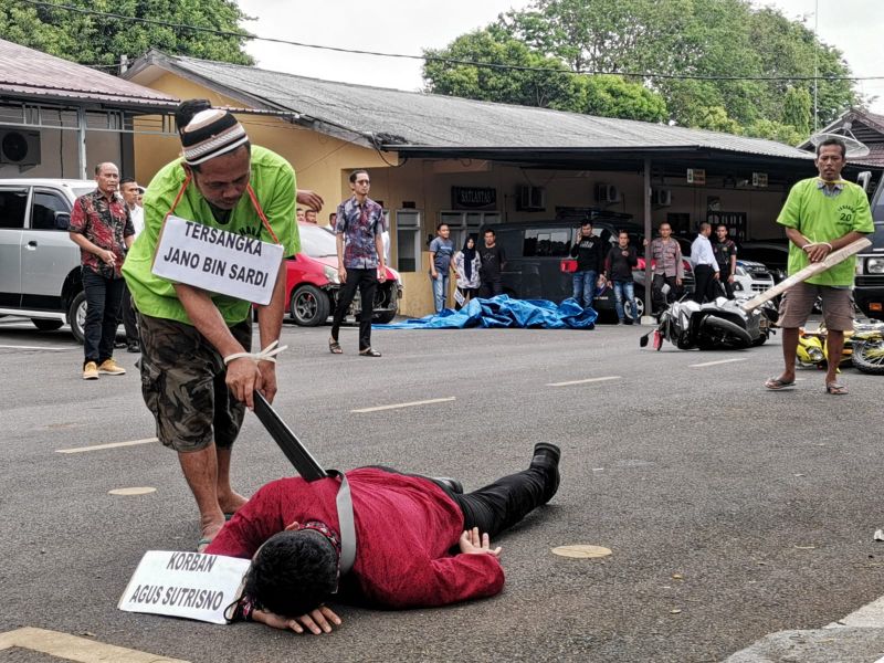 Reka adegan pembunuhan berencana Agus Sutrisno (32)  di halaman belakanh Mapolres. Sabtu, (2/12/23).