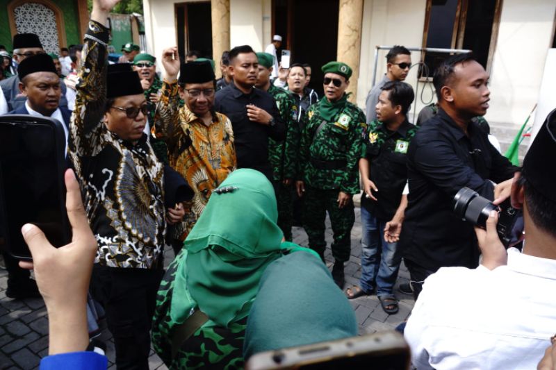 Mahfud MD saat dimintai keterangan usai ziarah makam KH Wahab Chasbullah di Tambakberas, Jombang, Sabtu (2/12/2023).
