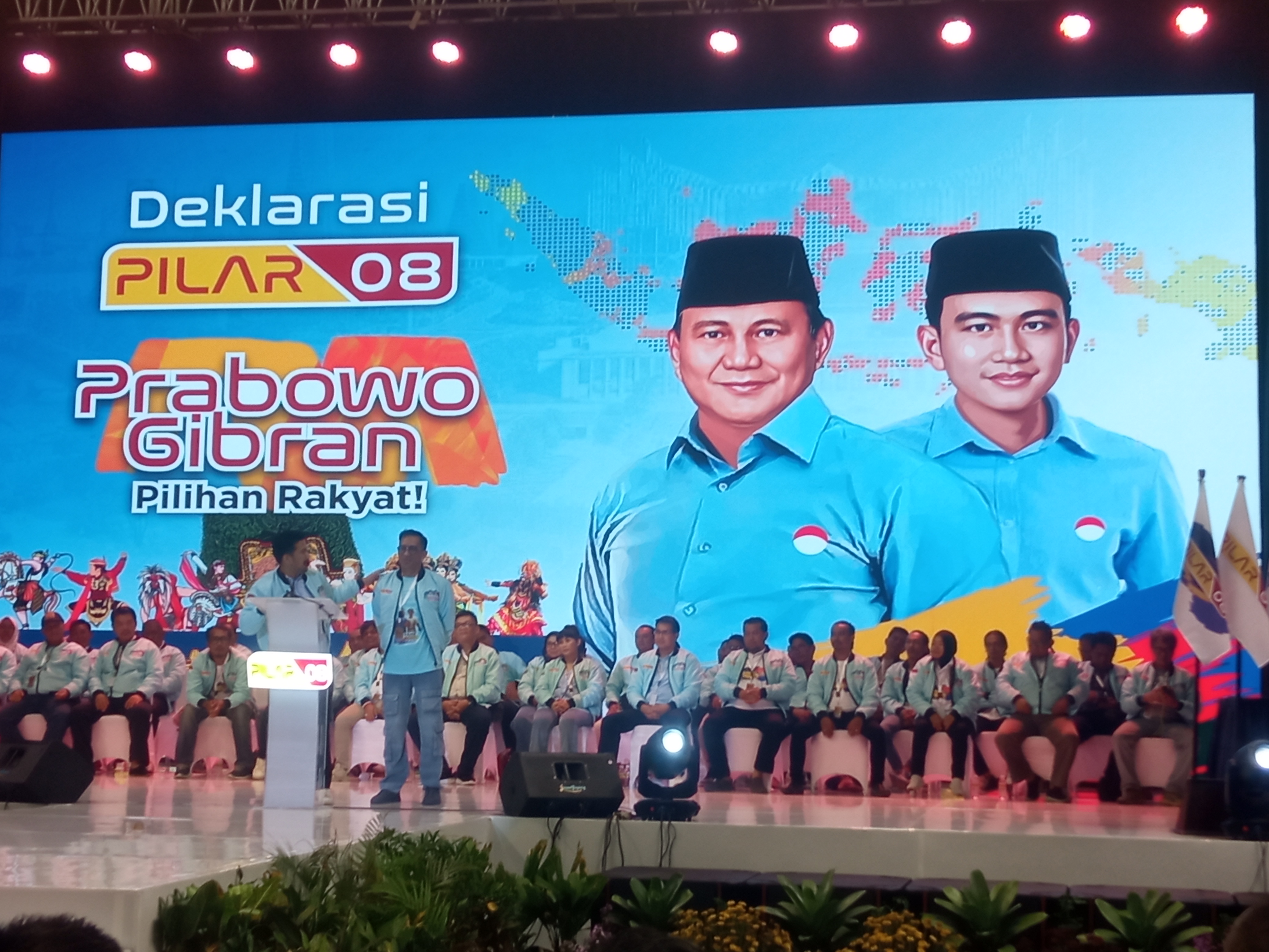 Relawan pendukung Capres Prabowo Subianto dan Cawapres Gibran Rakabuming raka yang tergabung dalam pilar 08 memadati Gedung DBL Arena Surabaya untuk menghadiri deklarasi kemenangan paslon nomor 2 itu, pada Minggu (3/12/2023).SP/Aini