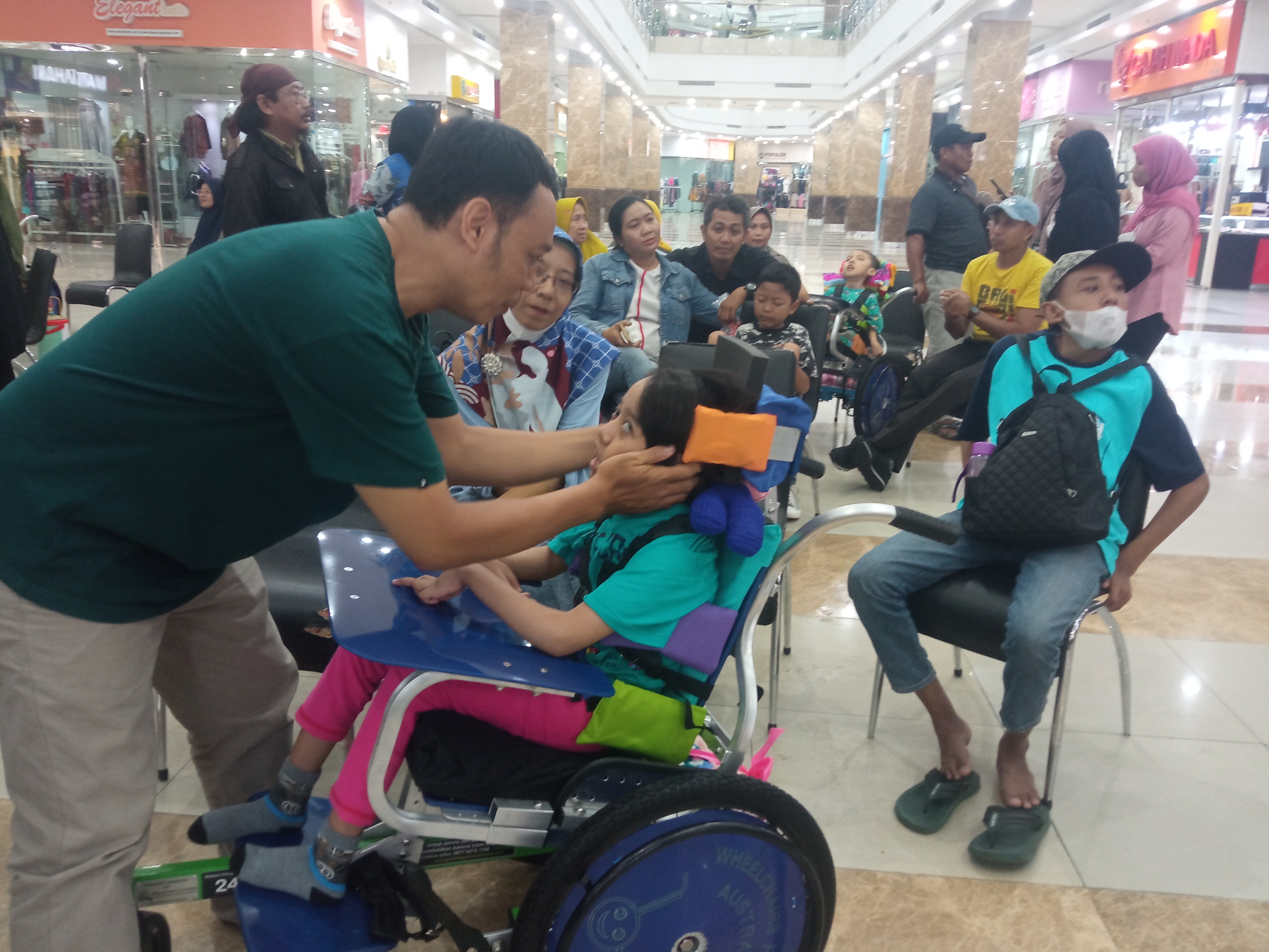 Konjen Australia bekerjasama dengan berbagai pihak salah satunya Dinsos Jatim menyalurkan kursi roda untuk anak-anak penyandang disabilitas. SP/Aini