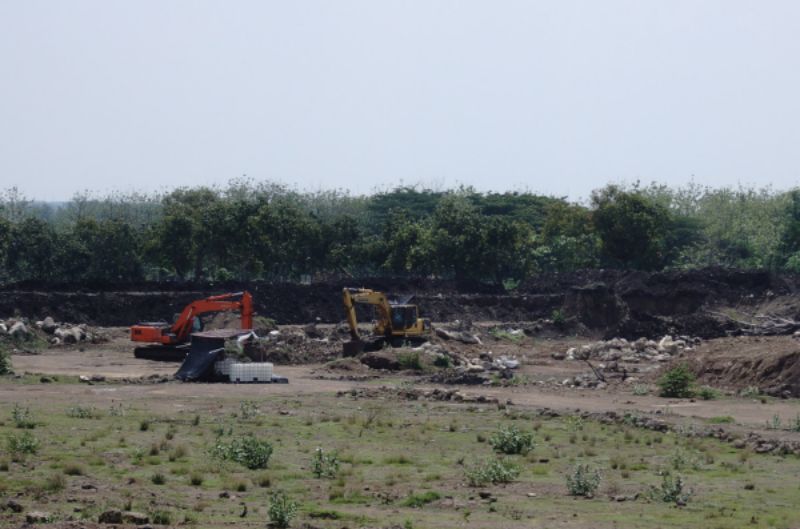 Alat berat berada di lokasi penambangan galian c di Desa Sukorejo, Kecamatan Perak, Kabupaten Jombang. 