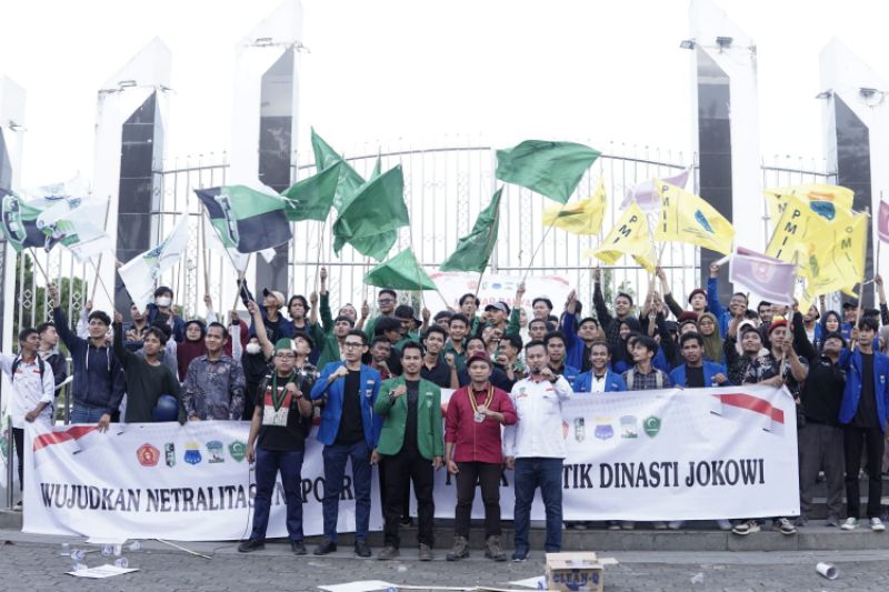 Ratusan mahasiswa dari berbagai elemen menyelenggarakan aksi mimbar rakyat di Taman Makam Pahlawan, Jl SM Raja Medan, pada Selasa sore (12/12/2023). 