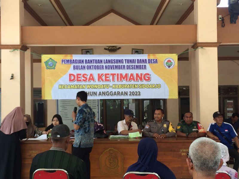 Penyaluran bansos BLT-DD tahap bulan Oktober, November, dan Desember di pendopo kantor desa Ketimang, Wonoayu.