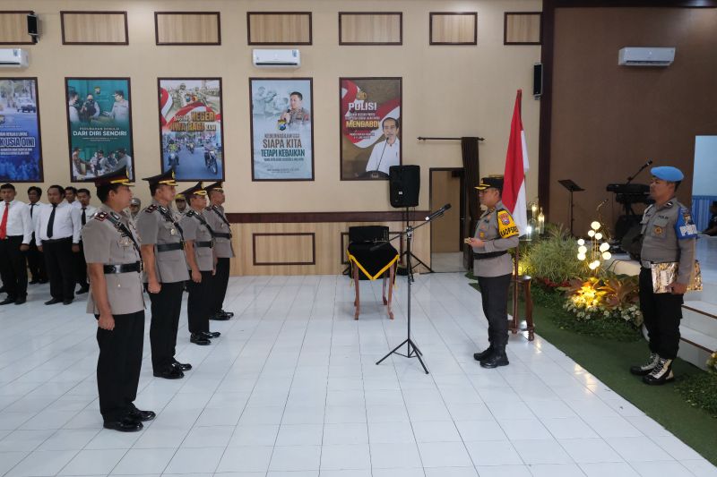 Kapolres Blitar Kota AKBP Danang Setya SH S.IK  lantik dan ambil sumpah jabatan kepada dua pejabat.
