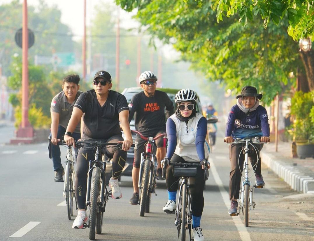 Pj Wali Kota Mojokerto saat sunmori betsama istri dan staf keliling Kota Mojokerto