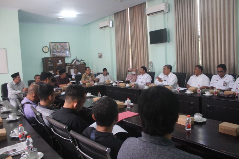 Hearing bersama warga Desa/Kecamatan Jombang, Dinas Perumahan dan Permukinan (Perkim) dan Dinas Lingkungan Hidup (DLH) Jombang. 