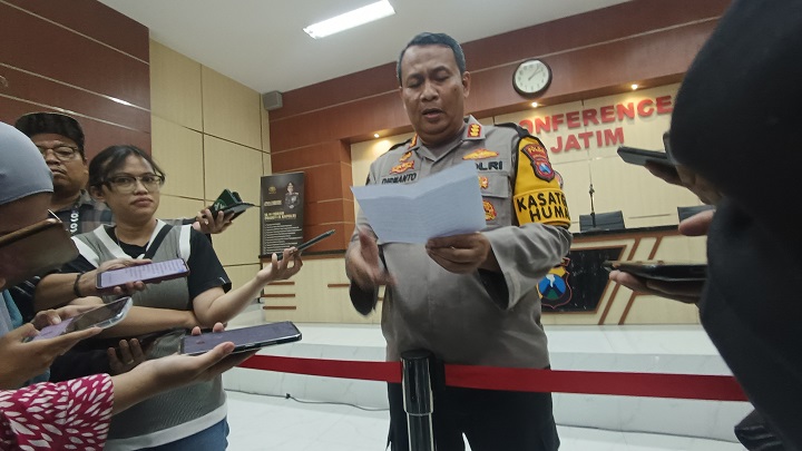 Kabid Humas Polda Jatim Kombes Pol. Dirmanto saat press conference terkait kasus penembakan di Sampang. SP/Arlana