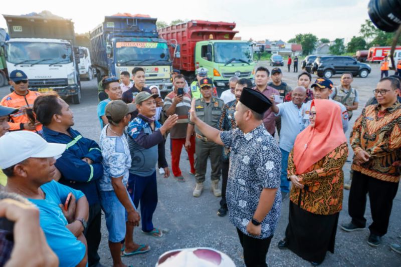 Bupati Gus Yani didampingi Wabup Aminatun Habibah dan Sekda Achmad Washil menyempatkan bercengkerama dengan para sopir truk usai meresmikan tempat parkir khusus di Desa Ngawen, Kecamatan Sidayu, Gresik.