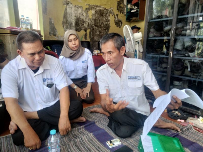 Tim penasehat hukum Hambali dari DPC Peradi Surabaya saat menjelaskan duduk perkara kliennya dengan sejumlah awak media, Jumat (12/1).