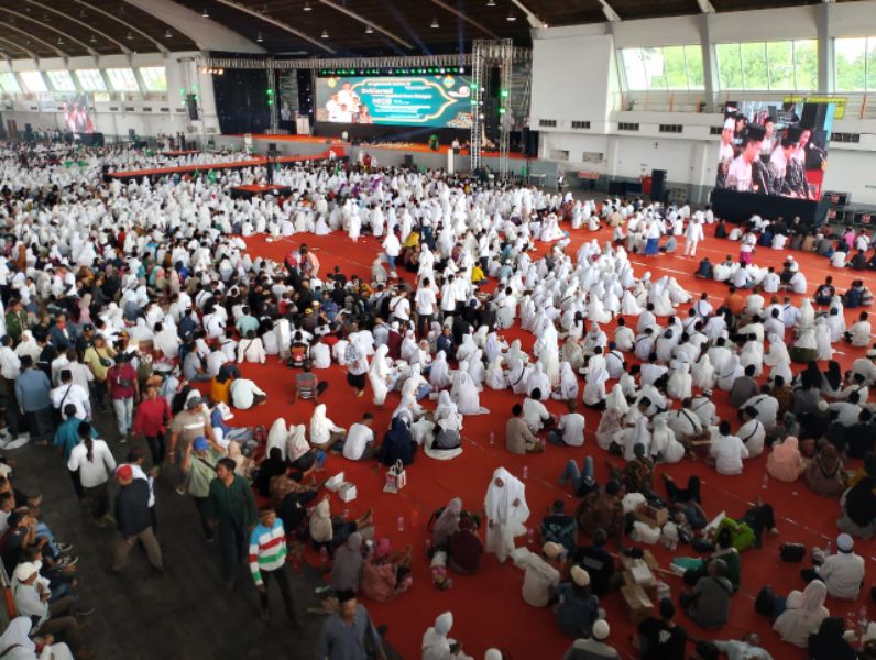 Puluhan ribu warga NU dari berbagai daerah Jawa Timur berbondong-bondong menuju ke Jatim Internasional Expo (JIE) Convention Exhibition Jalan A Yani 99 Surabaya, Sabtu (13/1/2024) hari ini. 