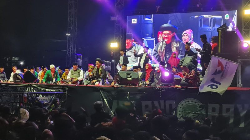 Ribuan jamaah sholawat memadati Lapangan Wiramandala Pasar Pahing Kota Tulungagung, Sabtu (13/1) malam.