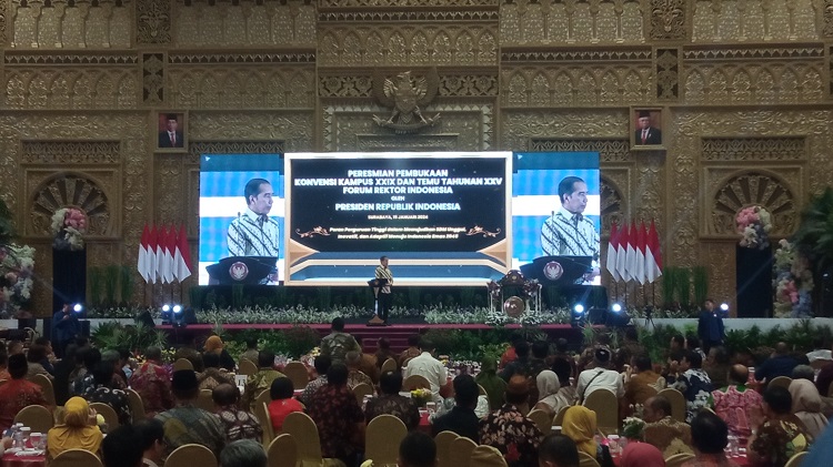 Presiden Joko Widodo (Jokowi) saat menghadiri acara Konvensi Kampus XXIX dan Temu Tahunan XXV Forum Rektor Indonesia (FRI) 2024, di Graha UNESA, Surabaya, Senin (15/01/2024). SP/ AINI