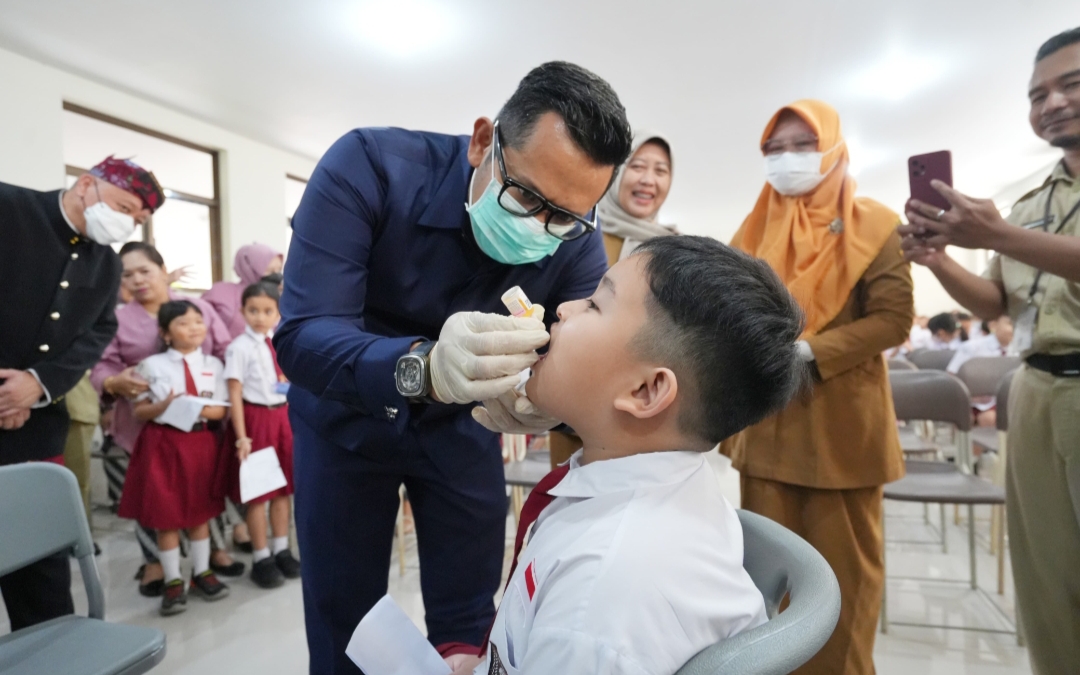 Pj Wali Kota Ali Kuncoro saat pencanangan Sub Pon Polio Putaran Pertama.