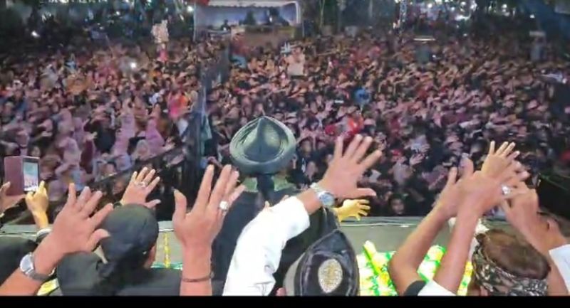 Ribuan warga dari berbagai daerah datang menghadiri kegiatan acara religi Kediri Bersholawat yang diselenggarakan di area Kawasan Monumen Simpang Lima Gumul. 