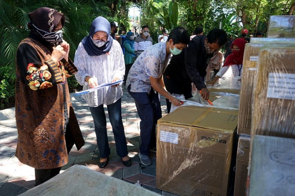 Wali Kota Surabaya Tri Rismaharini menerima bantuan alat kesehatan dari BNPB.SP/ALQ