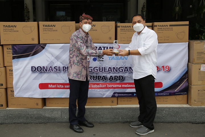  Direktur Utama PT Meratus Line Slamet Raharjo membeikan bantuan secara simbolis kepada Wali Kota Surabaya Eri Cahyadi. SP/Alqomar