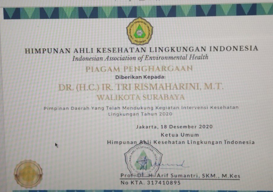 Wali Kota Surabaya Tri Rismaharini mendapatkan penghargaan dari Himpunan Ahli Kesehatan Lingkungan (HAKLI), Jumat (18/12).ALQ