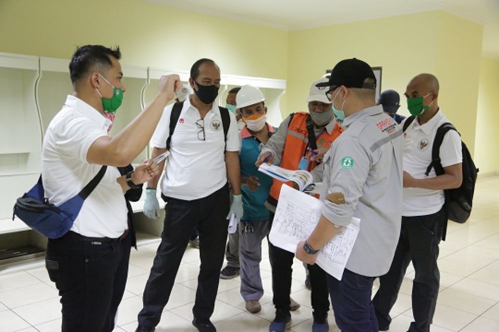 Jajaran pengurus PSSI meninjau langsung perbaikan atau renovasi Stadion Gelora Bung Tomo yang terus dikebut oleh Pemerintah Kota (Pemkot) Surabaya, Rabu (5/8).SP/ALQ