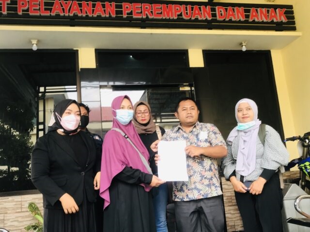 Salah satu orang tua korban saat menunjukkan bukti laporan di Polres Mojokerto, 10 Mei 2022 lalu.