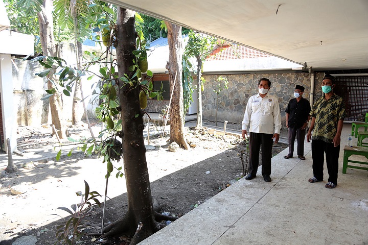 Sejumlah toko masyarakat saat mengunjungi rumah sehat Jalan Nias No.110 Surabaya. SP/Alqomar