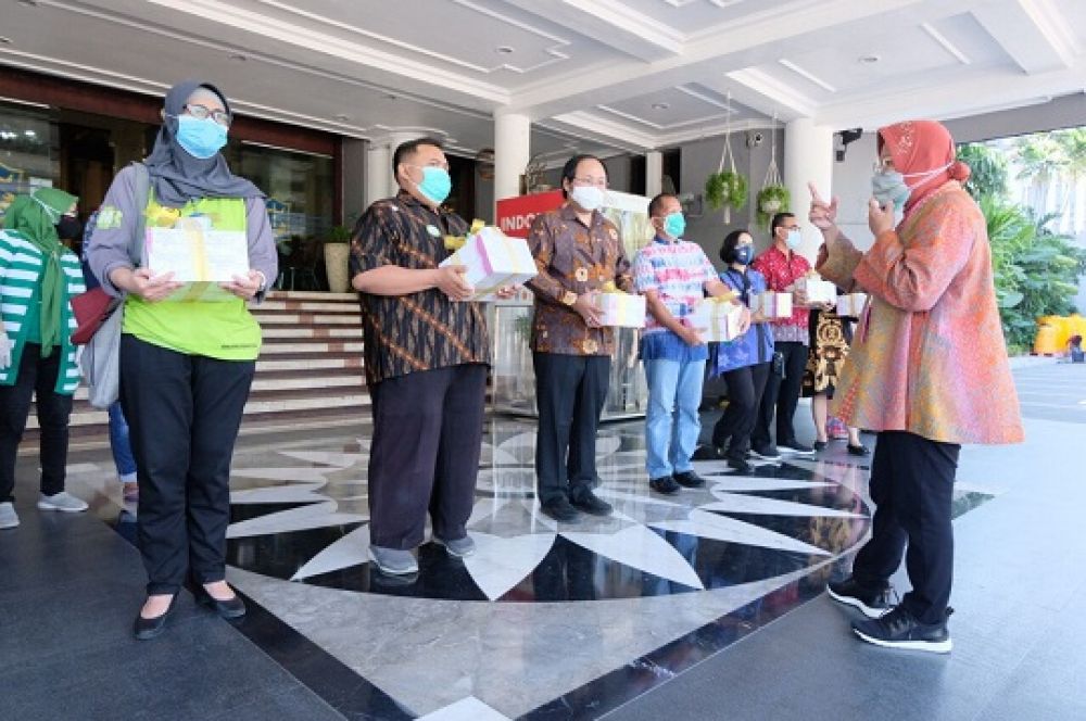 Wali Kota Surabaya Tri Rismaharini menyalurkan bantuan alat rapid test pemberian dari Kementerian Kesehatan (Kemenkes) kepada 23 rumah sakit rujukan maupun non rujukan di Kota Pahlawan. SP/ALQ