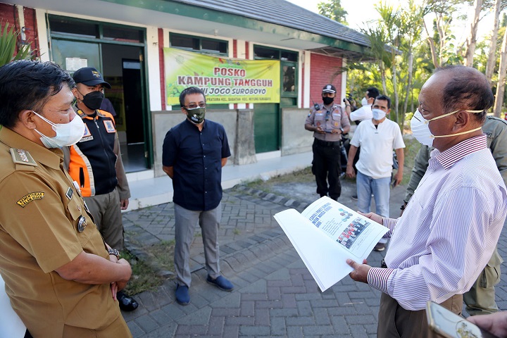Peninjauan ruang isolasi mandiri di salah satu RW di Surabaya. SP/Alqomar