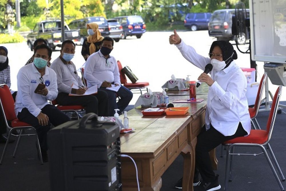 Wali Kota Risma saat menggelar video teleconference (vidcon) bersama para distributor di Balai Kota Surabaya, Kamis (10/9/2020).SP/ALQ