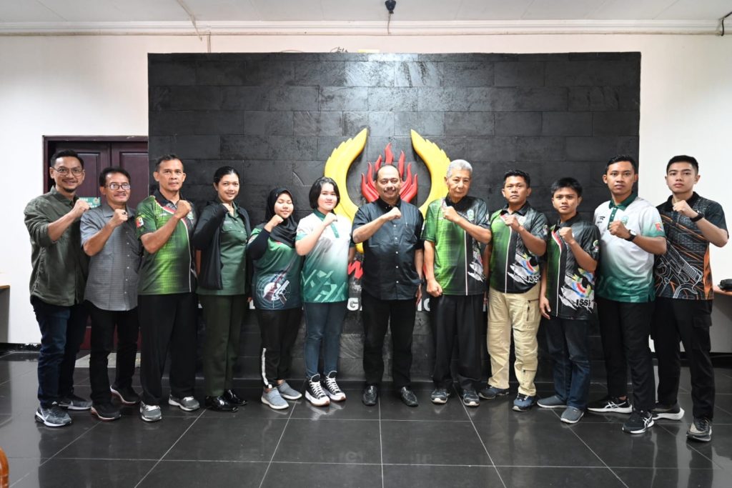 Ketua KONI Jatim, M Nabil saat melepas Tim Menembak Jatim yang akan berlaga di Pra PON Kapolri Cup 2023. Foto: KONI Jatim.