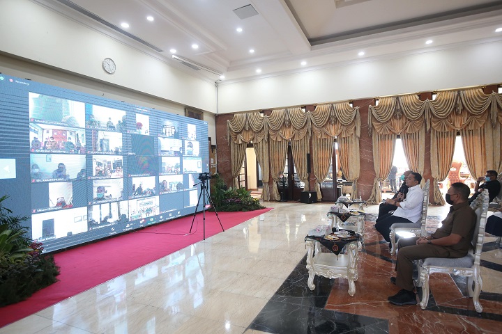 Wali Kota Eri saat pertemuan virtual dengan kepala daerah se Indonesia. SP/Al Qomar