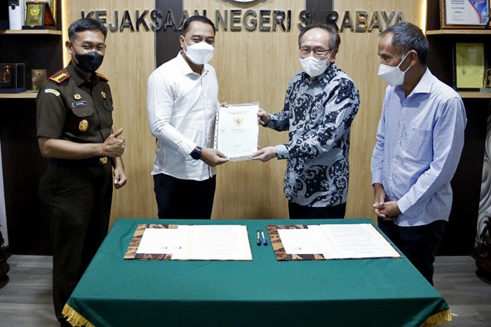 Serah terima aset oleh Wali Kota Eri, Direktur Utama PT. Win Win Realty Centre Sutoto Jacobus, dan disaksikan langsung oleh Kepala Kejari Surabaya Danang Suryo Wibowo, di Kantor Kejaksaan Negeri Kota Surabaya, Senin (28/3). SP/ALQ