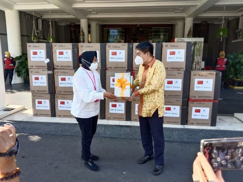 Bantuan diserahkan oleh Konsul Jenderal Tiongkok di Surabaya Mr. Gu Jingqi dan diterima langsung oleh Wali Kota Surabaya Tri Rismaharini di Balai Kota Surabaya, Selasa (7/7).SP/ALQ