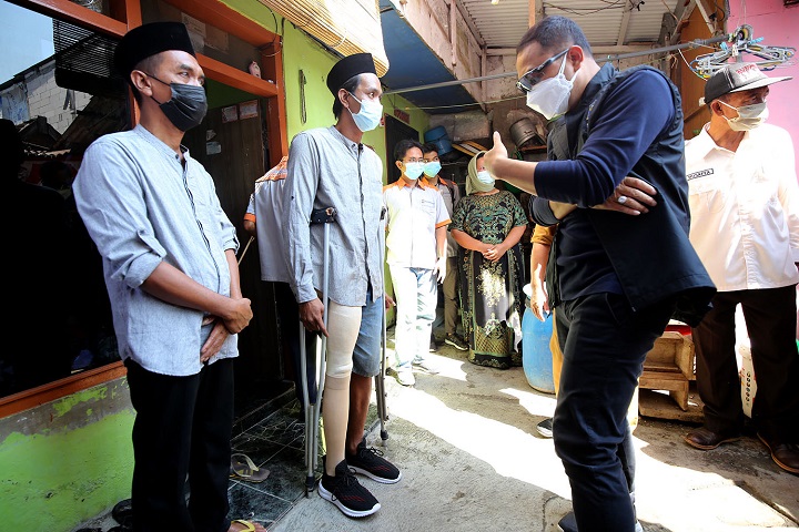 Wali Kota Surabaya Surabaya Eri Cahyadi saat mengunjungi kaum difabel. SP/Alqomar