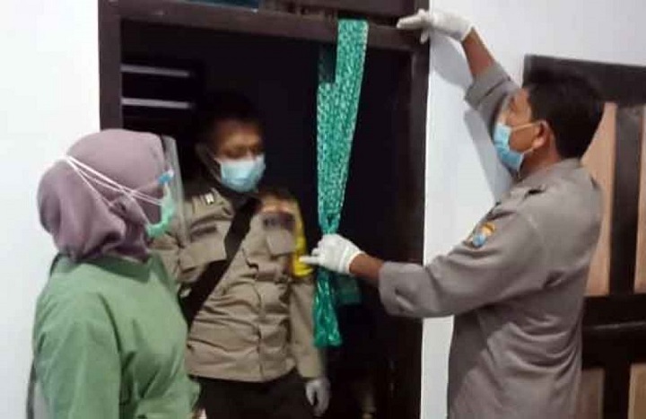 Polisi saat melakukan olah TKP di tempat kejadian.
