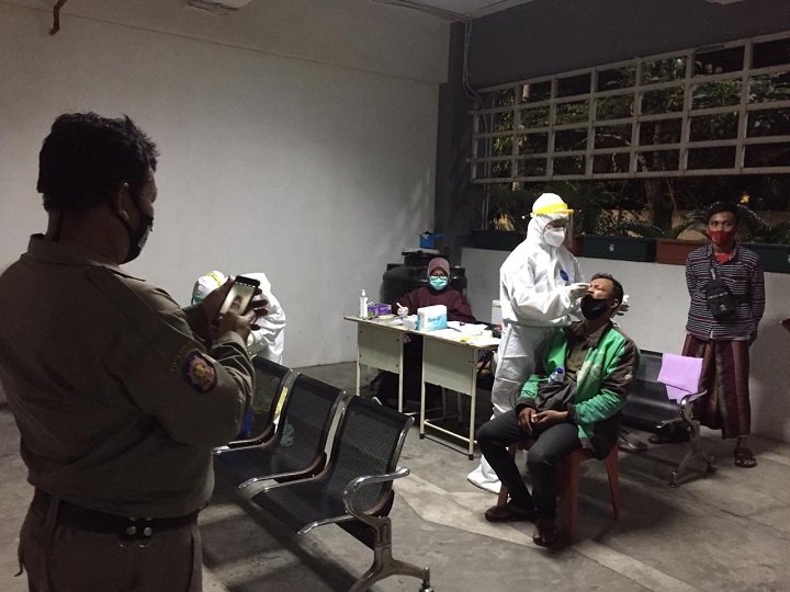 Salah satu pelanggar protokol kesehatan saat dilakukan swab oleh petugas. SP/Al Qomar