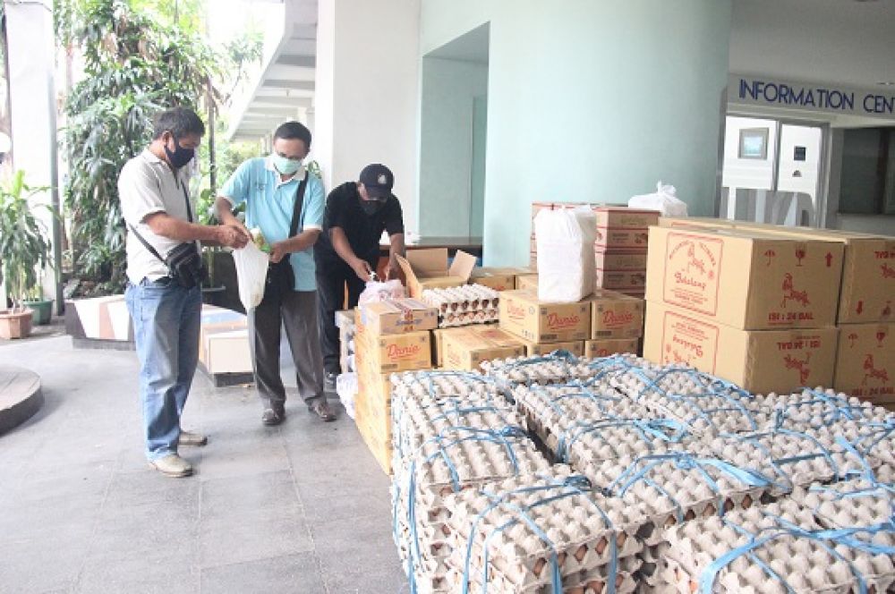 UK Petra menyalurkan donasi bantuan berupa 300 paket sembako . SP/Byt
