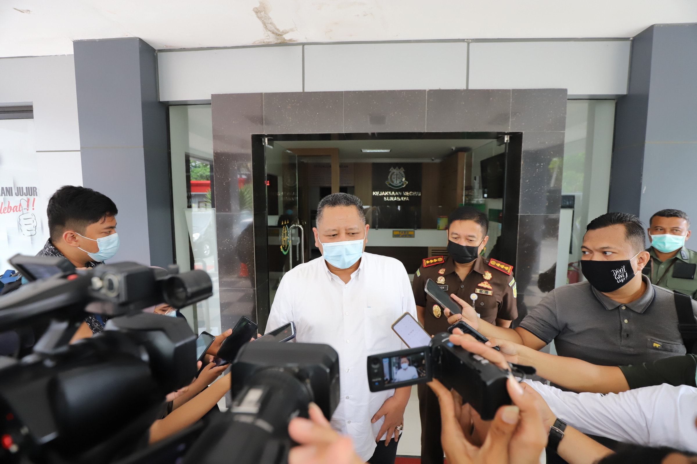 Plt Wali Kota Surabaya Whisnu Sakti Buana berkunjung ke kantor Kepala Kejaksaan Negeri Surabaya, Senin (28/12).SP/ALQ