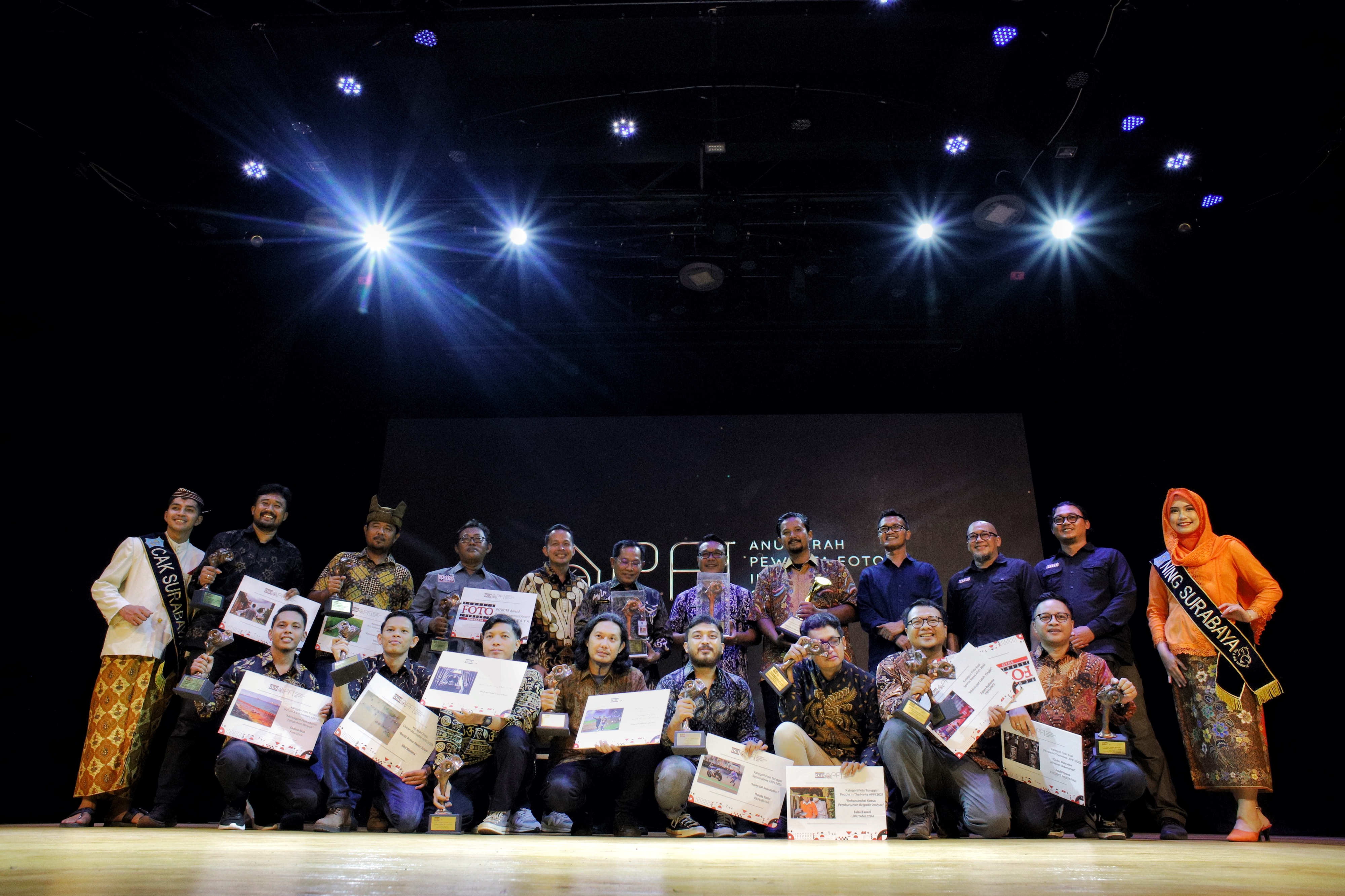 Para peraih penghargaan APFI berfoto bersama usai menerima penghargaan di ajang Anugerah Pewarta Foto Indonesia, di Balai Budaya, Balai Pemuda, Surabaya, Jumat (12/5/2023). Foto: dok APFI 2023
