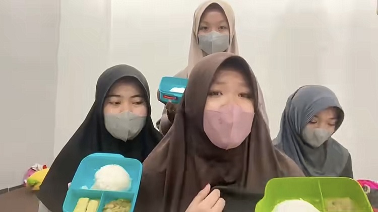 Tangkapan layar video para santri Ma’had Al Jami’ah UIN Walisongo Semarang, Jawa Tengah protes makanan basi. SP/ SMR