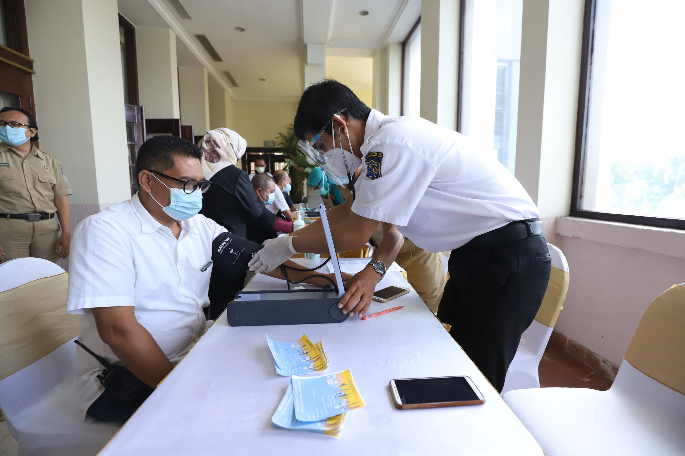  Anggota DPRD Kota Surabaya yang divaksin di lobby lantai 2 Balai Kota Surabaya, Selasa (9/3). SP/ALQOMARUDDIN.