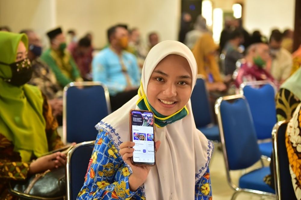 Seorang siswa saat menunjukkan aplikasi jago sinau yang baru diluncurkan oleh Dinas Pendidikan Lamongan. SP/MUHAJIRIN KASRUN
