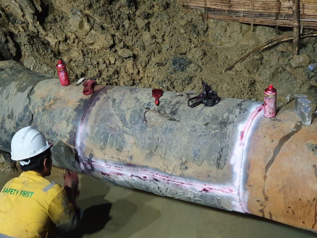 Proses penyambungan dan pengelasan pipa bocor diameter 600 milimeter di Jalan Ksatria, Karangpilang, Surabaya telah rampung, Minggu (14/2) siang..SP/ALQOMARUDDIN.