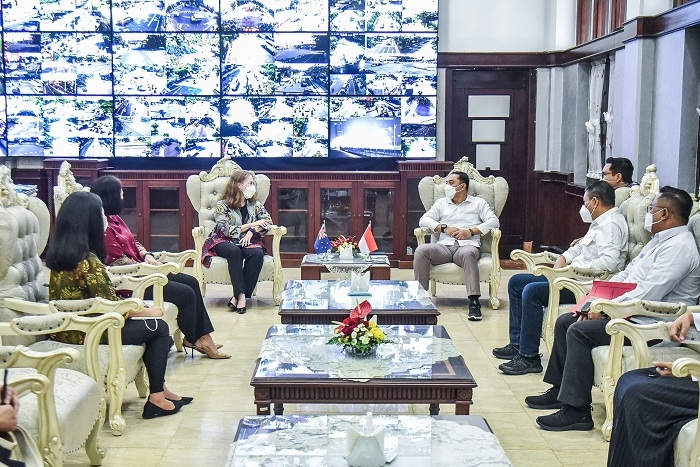 Wali Kota Surabaya Eri Cahyadi menyambut hangat kunjungan dari Konsulat Jenderal (Konjen) Australia di Surabaya Fiona Hoggart, di ruang kerjanya Rabu (6/4) pagi. SP/ALQ