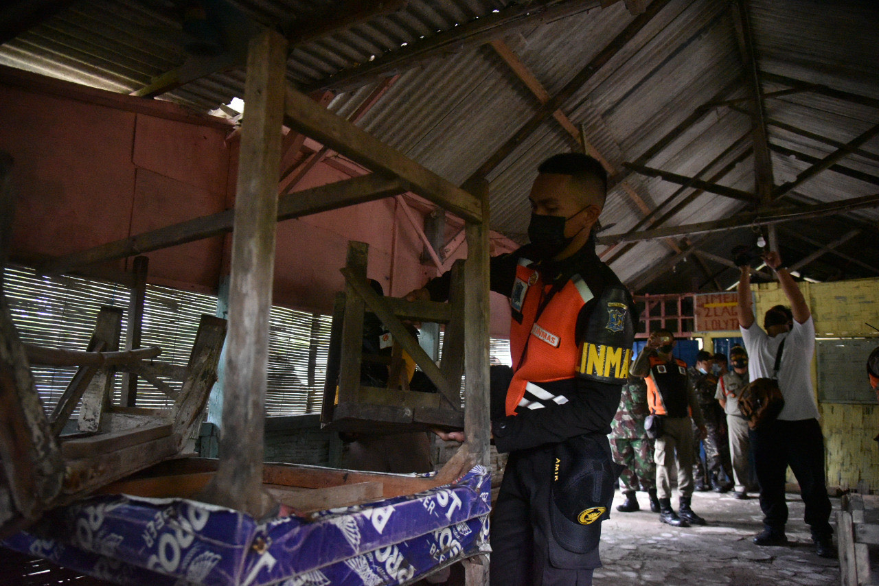 Sejumlah petugas saat menutup Wana Wisata Jurang Kuping. SP/ALQ