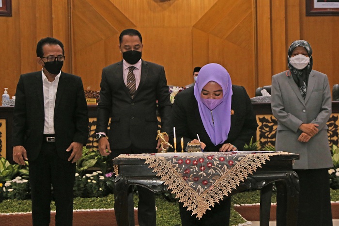 Wali Kota Surabaya Eri Cahyadi bersama DPRD Kota Surabaya akhirnya menyetujui dan mengesahkan Tim Ahli Cagar Budaya (TACB) Surabaya periode 2022-2027 pada hari ini, Senin (11/4).SP/ALQ