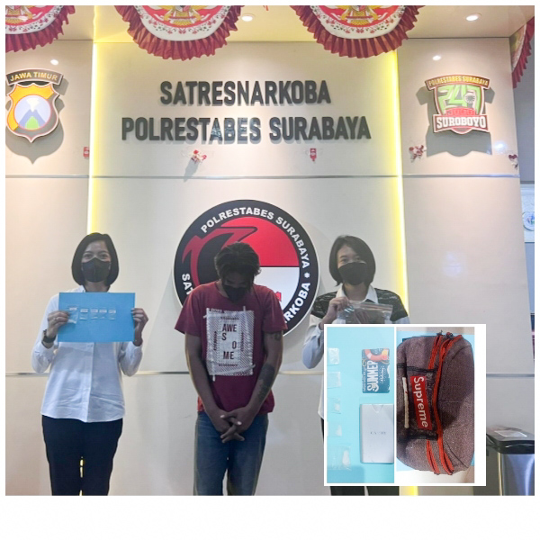 Pelaku dan barang bukti yang berhasil diamankan oleh Satresnarkoba Polrestabes Surabaya.